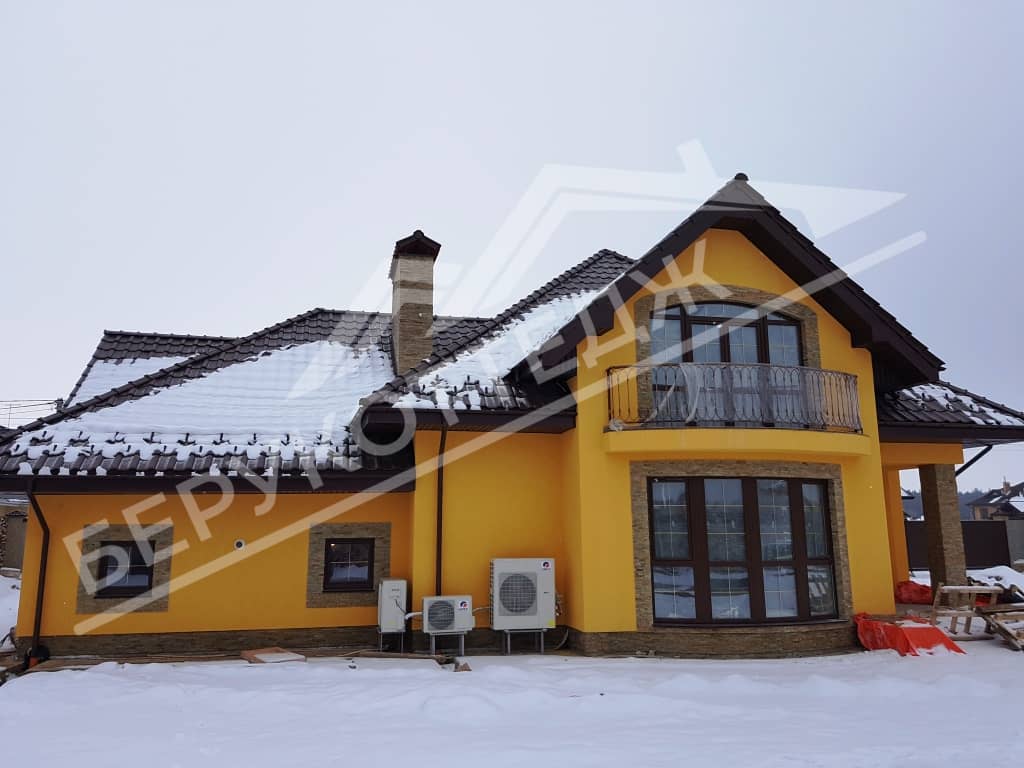 Двухэтажный дом с мансардной крышей в Дубне - фасад