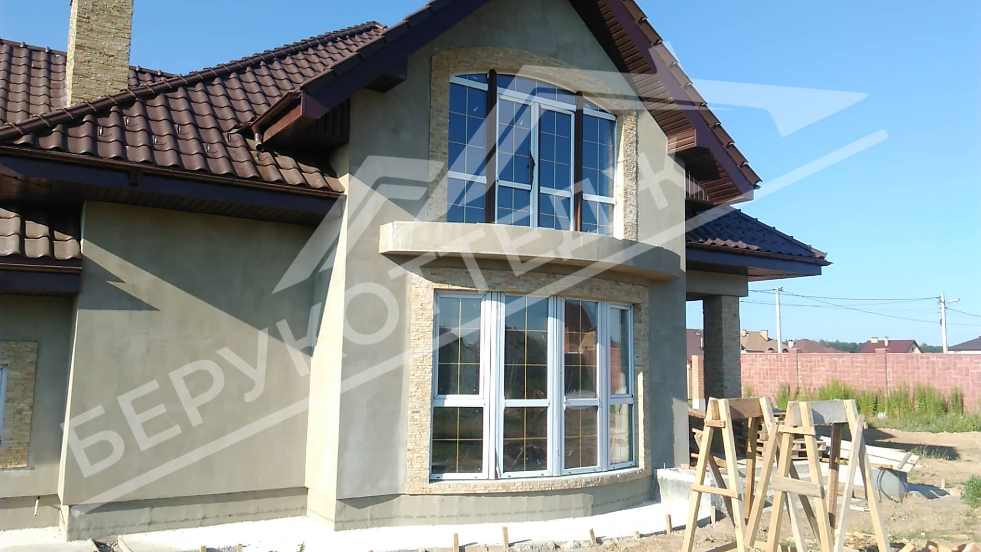 Окна - дом с мансардной крышей в Дубне