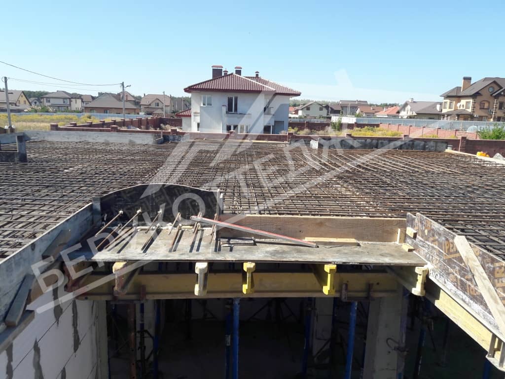 Перекрытия - дом с мансардной крышей в Дубне